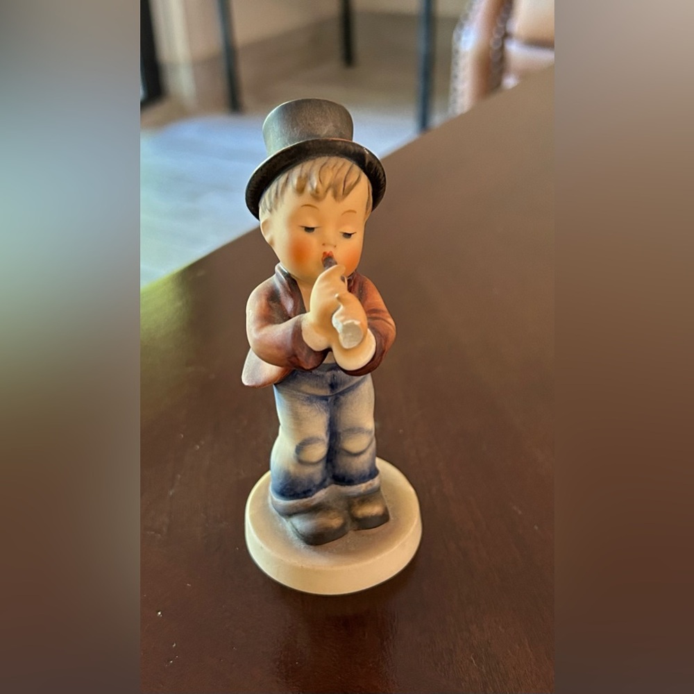 Hummel figurine Serenade boy from 1930s